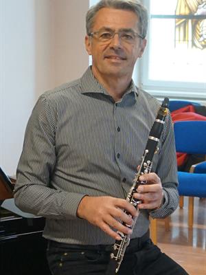 friedrich pfaschbacher holding a clarinet